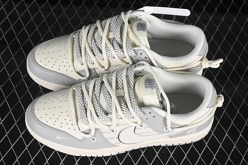 All categories Nk SB Dunk Series Nk SB Dunk Low High-end customized low-top sneakers Nike SB Dunk Low UN series Strap subtitles white hook Anniversary high-end customized low-top casual sneakers DM6868-079